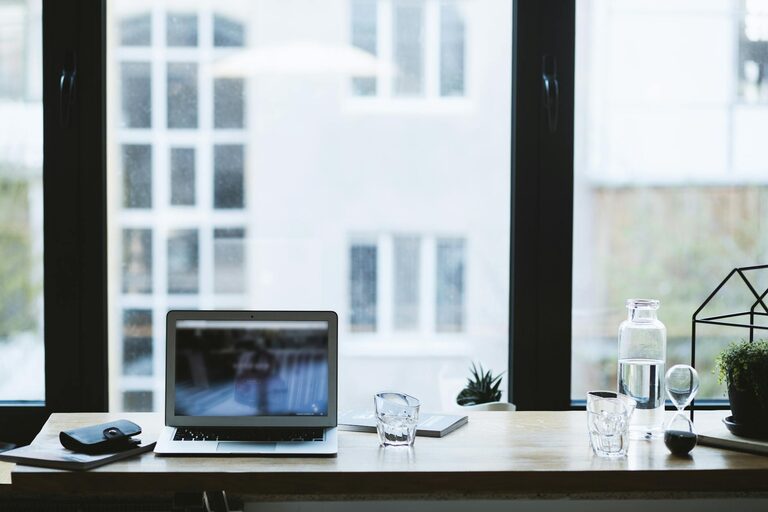 Consejos prácticos para organizar tu espacio de trabajo en casa y aumentar la productividad