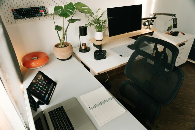 Consejos prácticos para un espacio de trabajo cómodo y eficiente en casa